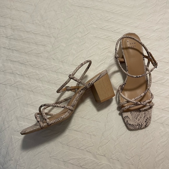 A New Day Snakeskin Heel, size 8, never worn - Picture 2 of 3